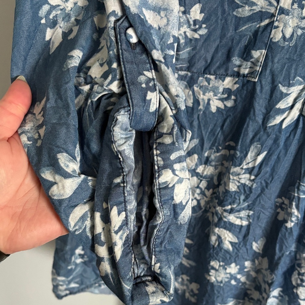 torrid Harper Blue & White Floral VNeck Blouse Roll Tab Sleeves 100% Tencel Sz 2 - Picture 4 of 7